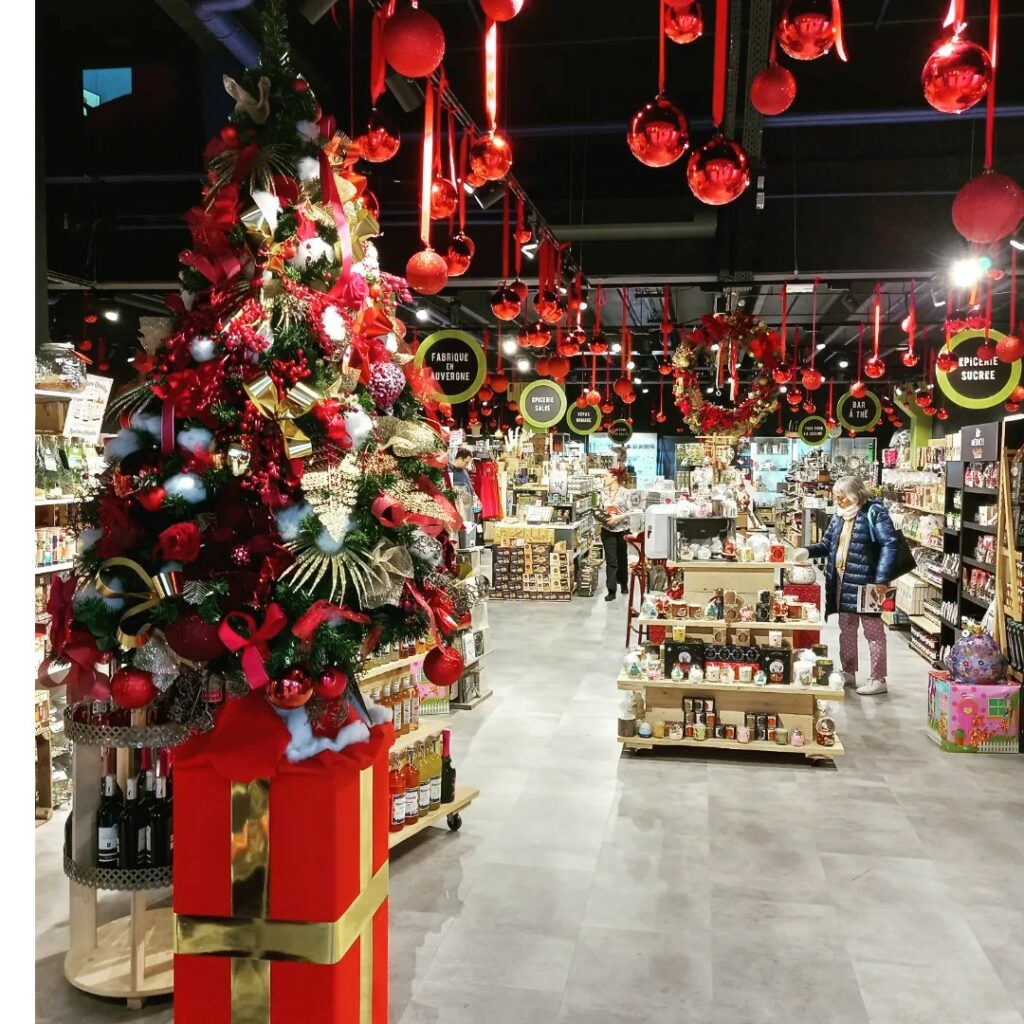 Magasin avec décorations féériques de Noël 2023