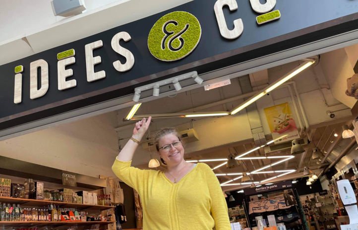 Laur-Anne Montavy posant fièrement et avec le sourire devant sa boutique : Idées&Co située au Centre Commerciale de RIOM SUD à Ménétrol