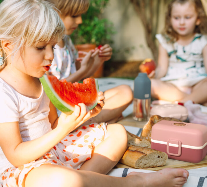 Idées&Co a sélectionné pour vous tous les équipements nécessaires pour réaliser le meilleur pique-nique de vacances.